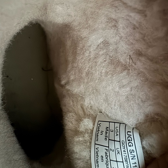 Little Girls Gold Glitter Shearling lined UGG boots. Size 3 - Picture 4 of 7